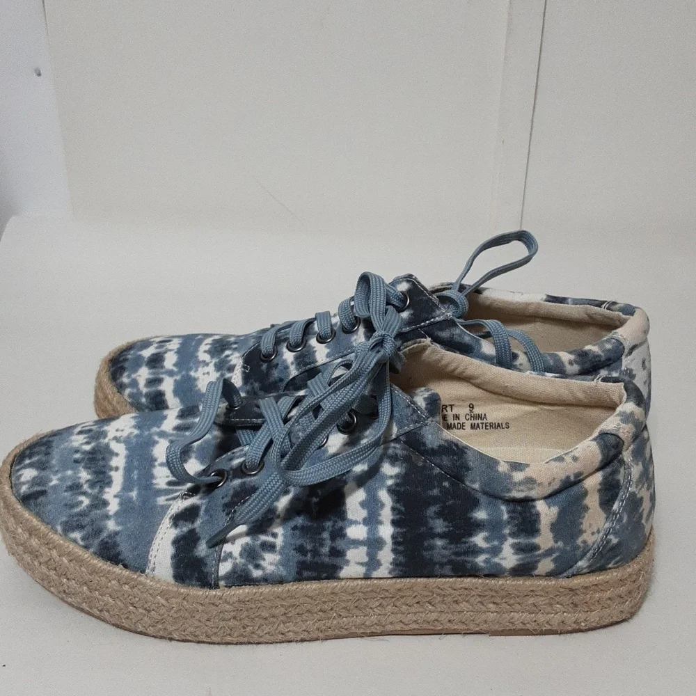 BOUTIQUE By Corkys Tart Blue/White Tie Dye Lace Up Women‎ 9